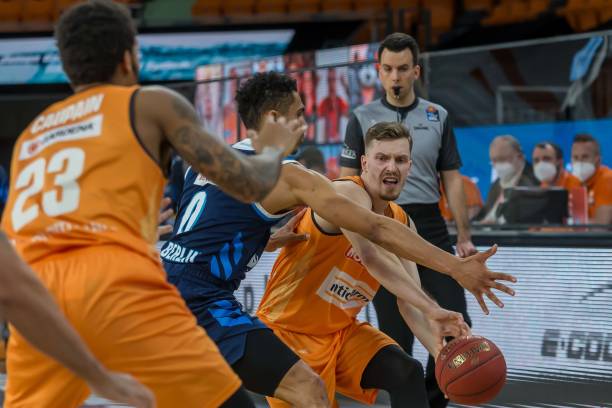 而通过简短 而通过简短