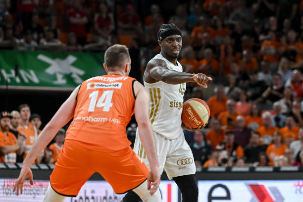 对两队在联 对两队在联